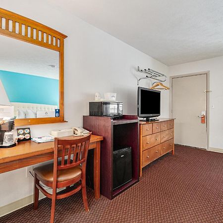 Howard Johnson By Wyndham Traverse City Bagian luar foto