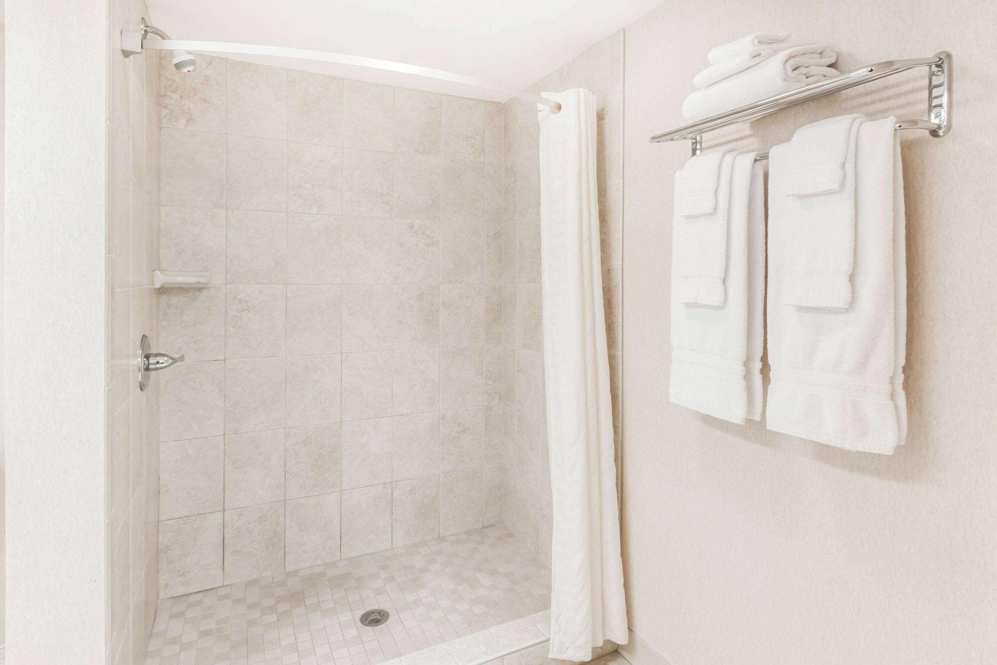 Howard Johnson By Wyndham Traverse City Bagian luar foto