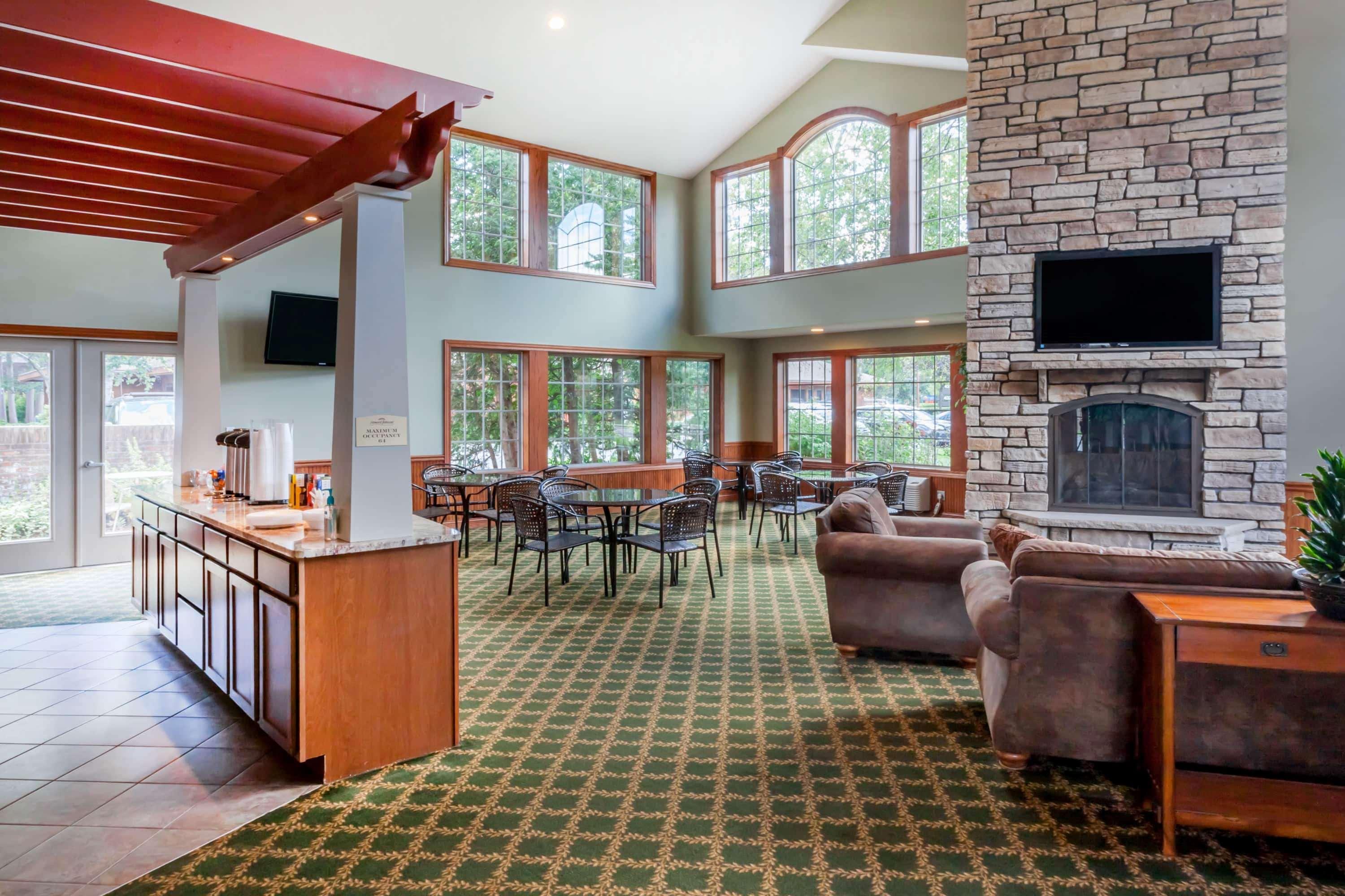 Howard Johnson By Wyndham Traverse City Bagian luar foto