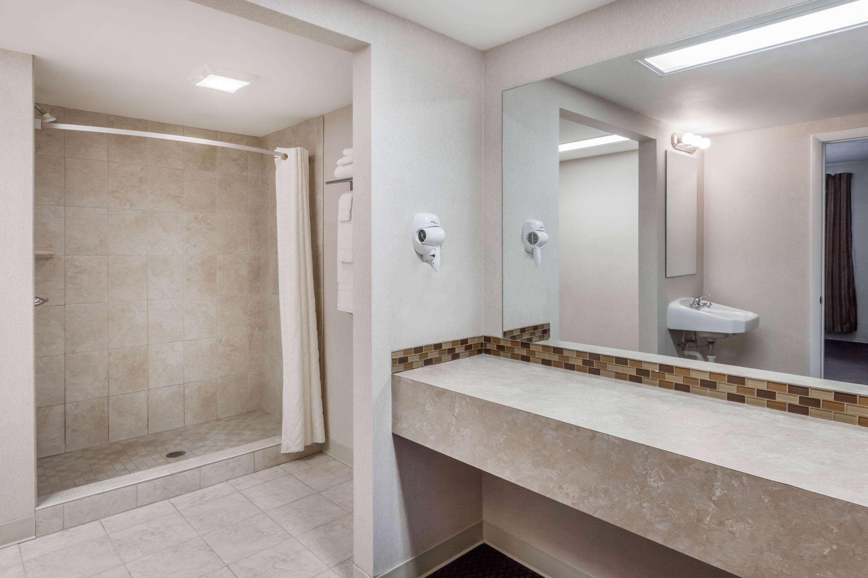 Howard Johnson By Wyndham Traverse City Bagian luar foto
