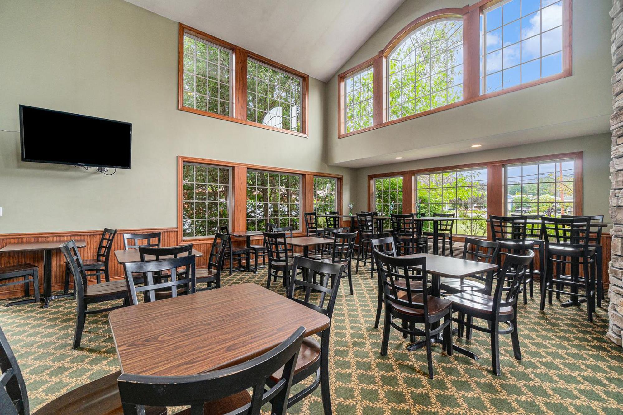 Howard Johnson By Wyndham Traverse City Bagian luar foto