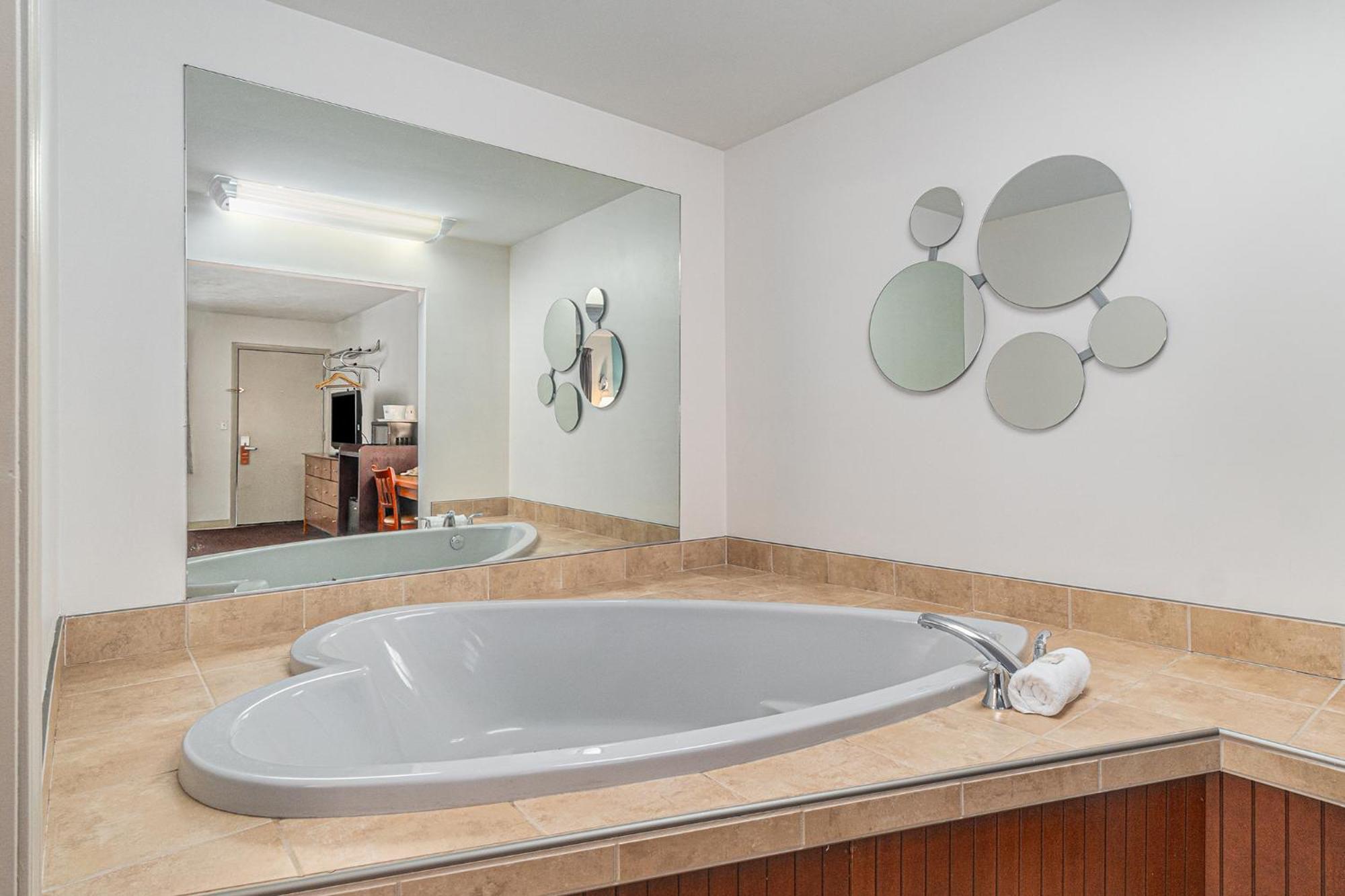 Howard Johnson By Wyndham Traverse City Bagian luar foto