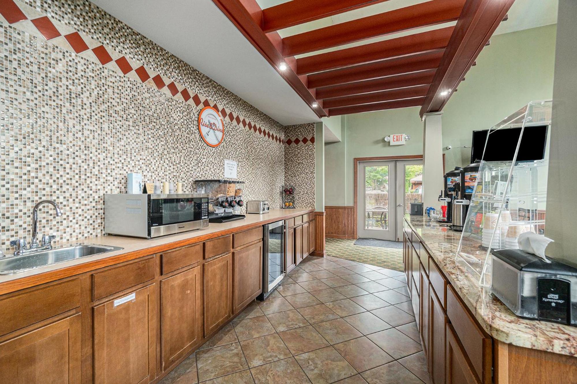 Howard Johnson By Wyndham Traverse City Bagian luar foto