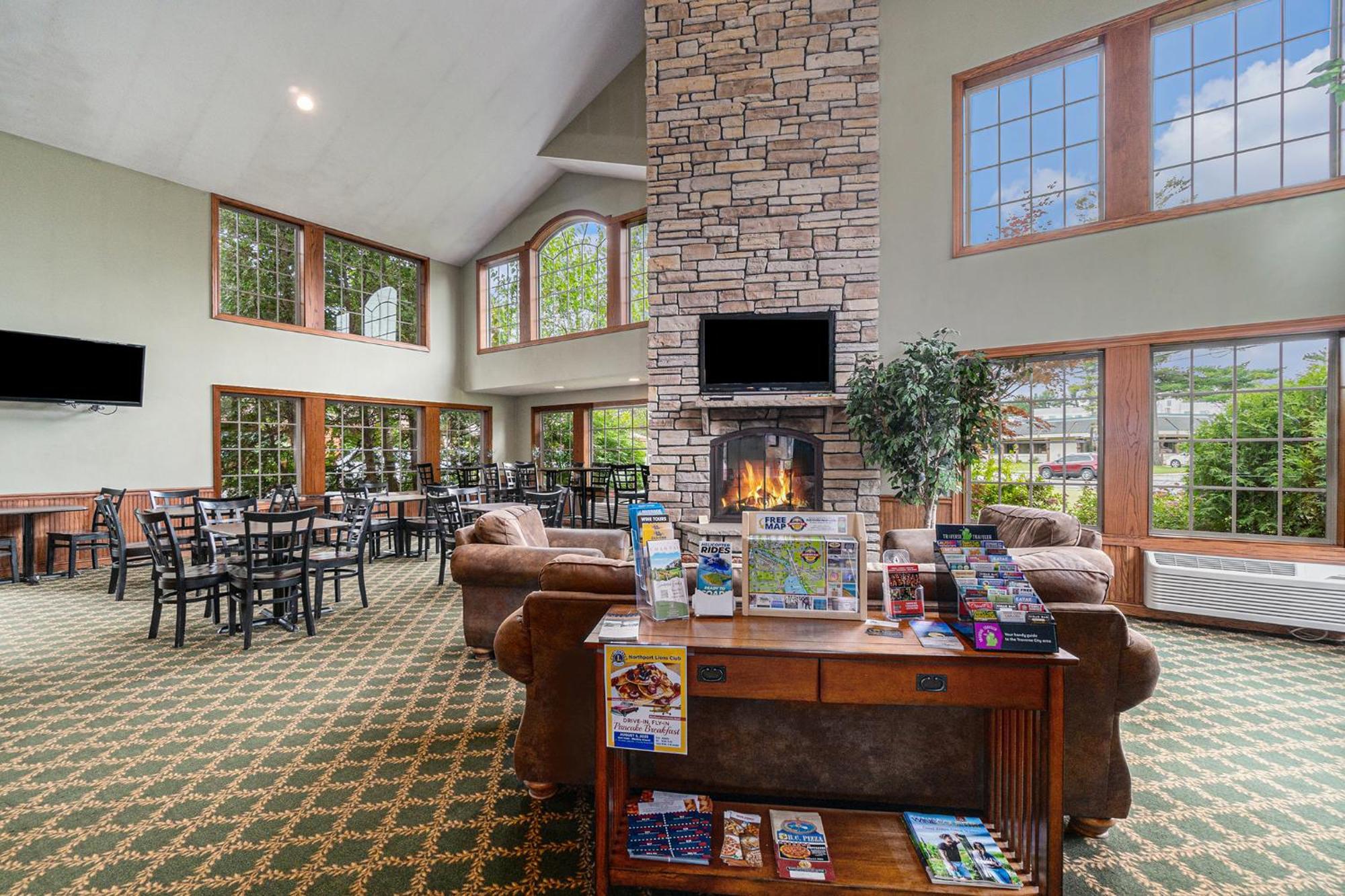 Howard Johnson By Wyndham Traverse City Bagian luar foto