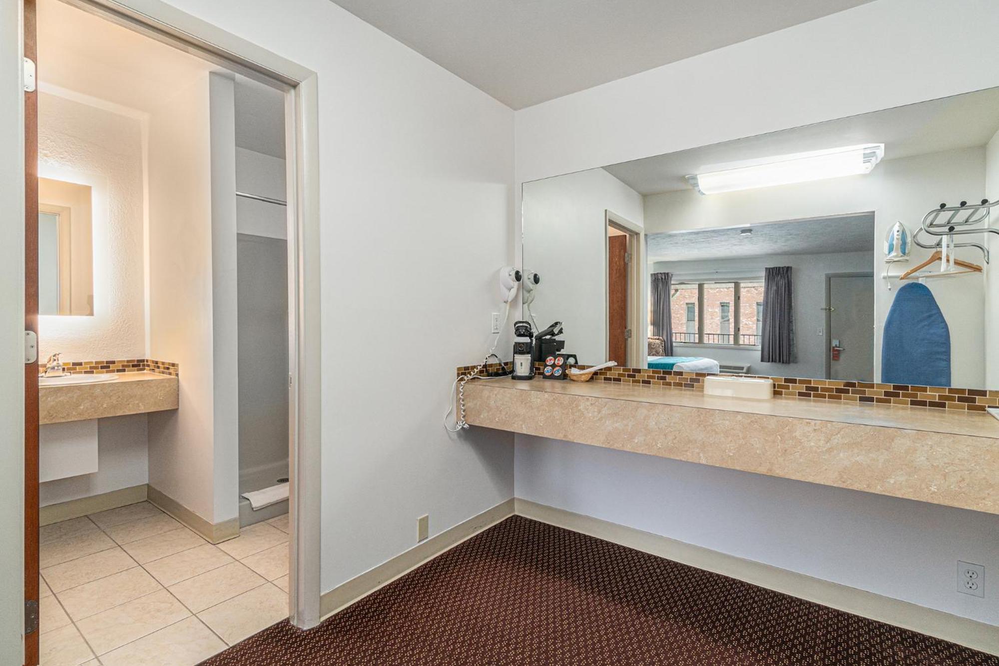 Howard Johnson By Wyndham Traverse City Bagian luar foto