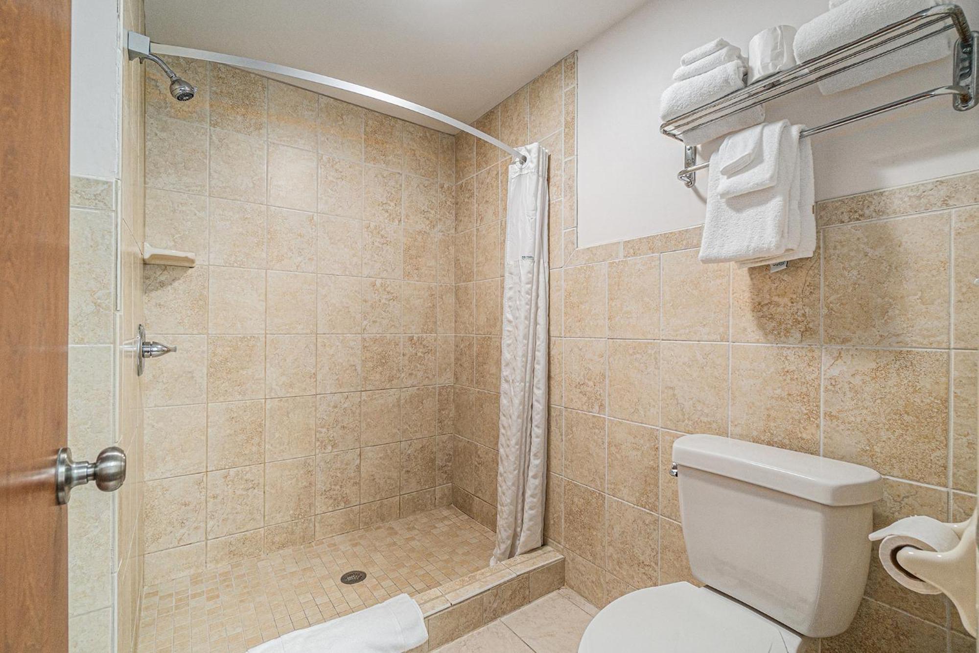 Howard Johnson By Wyndham Traverse City Bagian luar foto