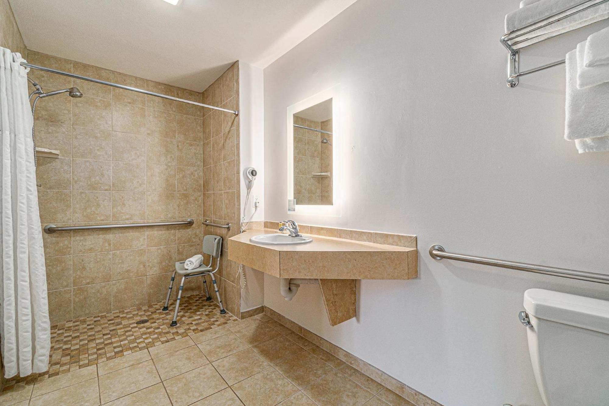 Howard Johnson By Wyndham Traverse City Bagian luar foto