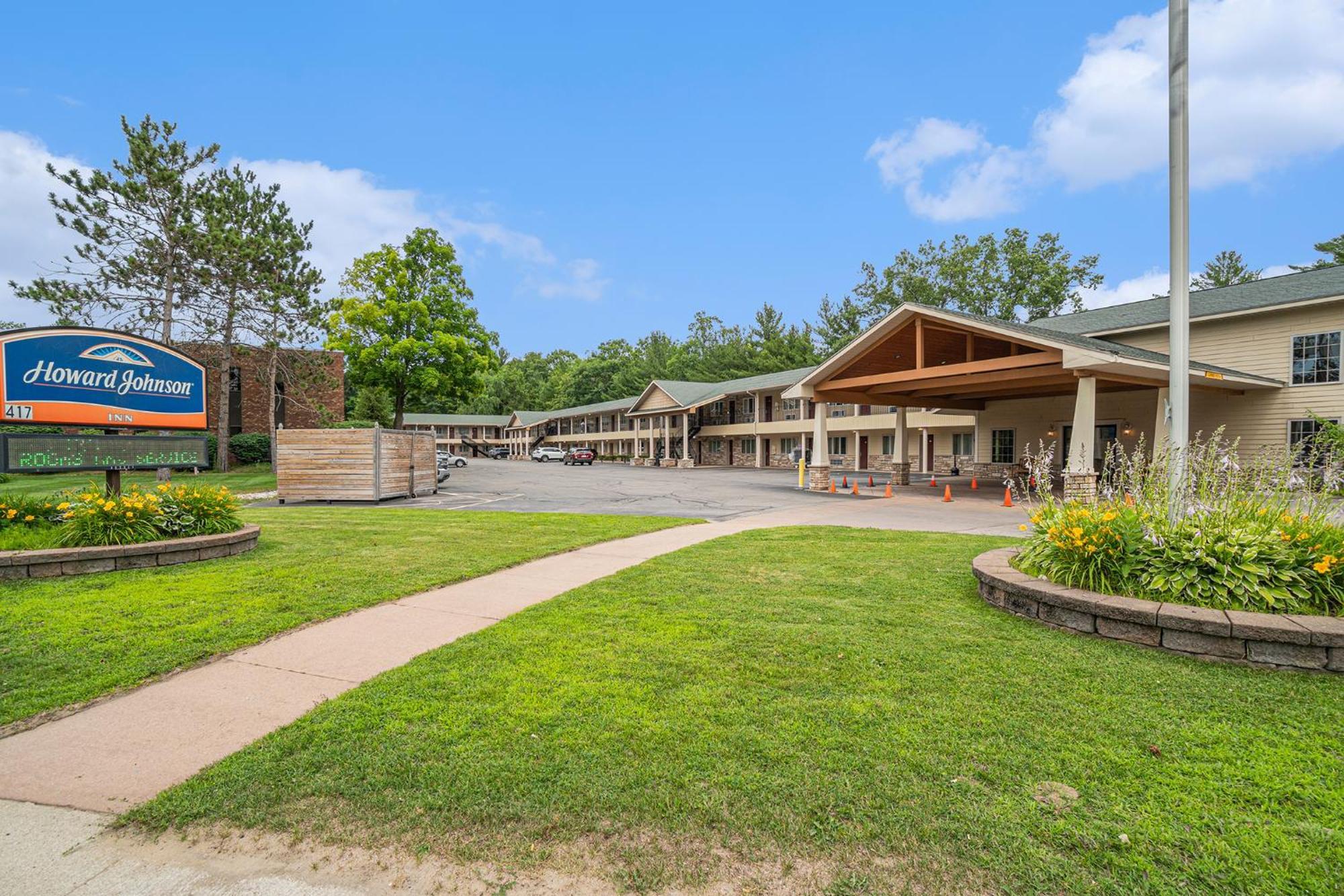 Howard Johnson By Wyndham Traverse City Bagian luar foto