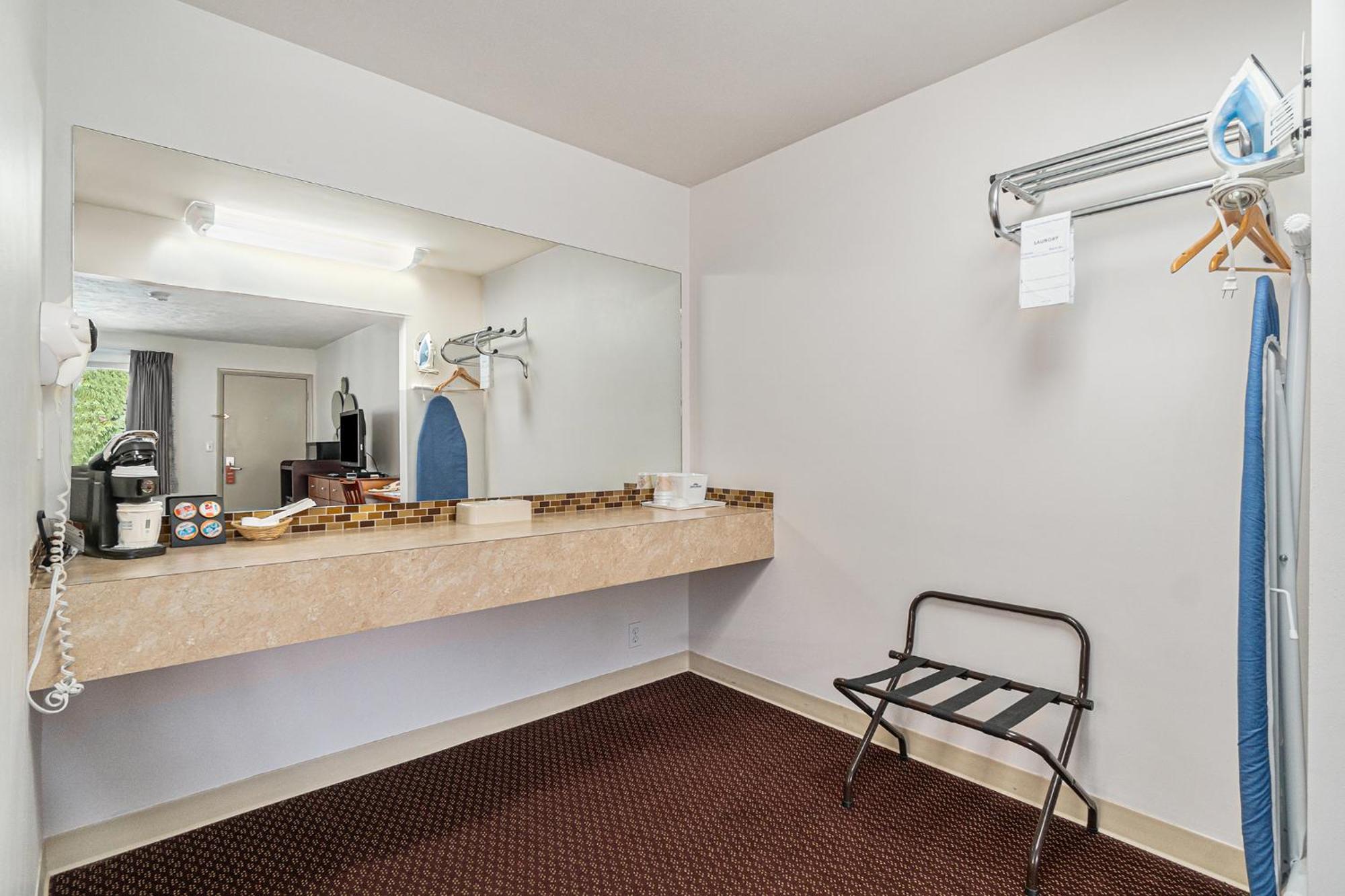 Howard Johnson By Wyndham Traverse City Bagian luar foto