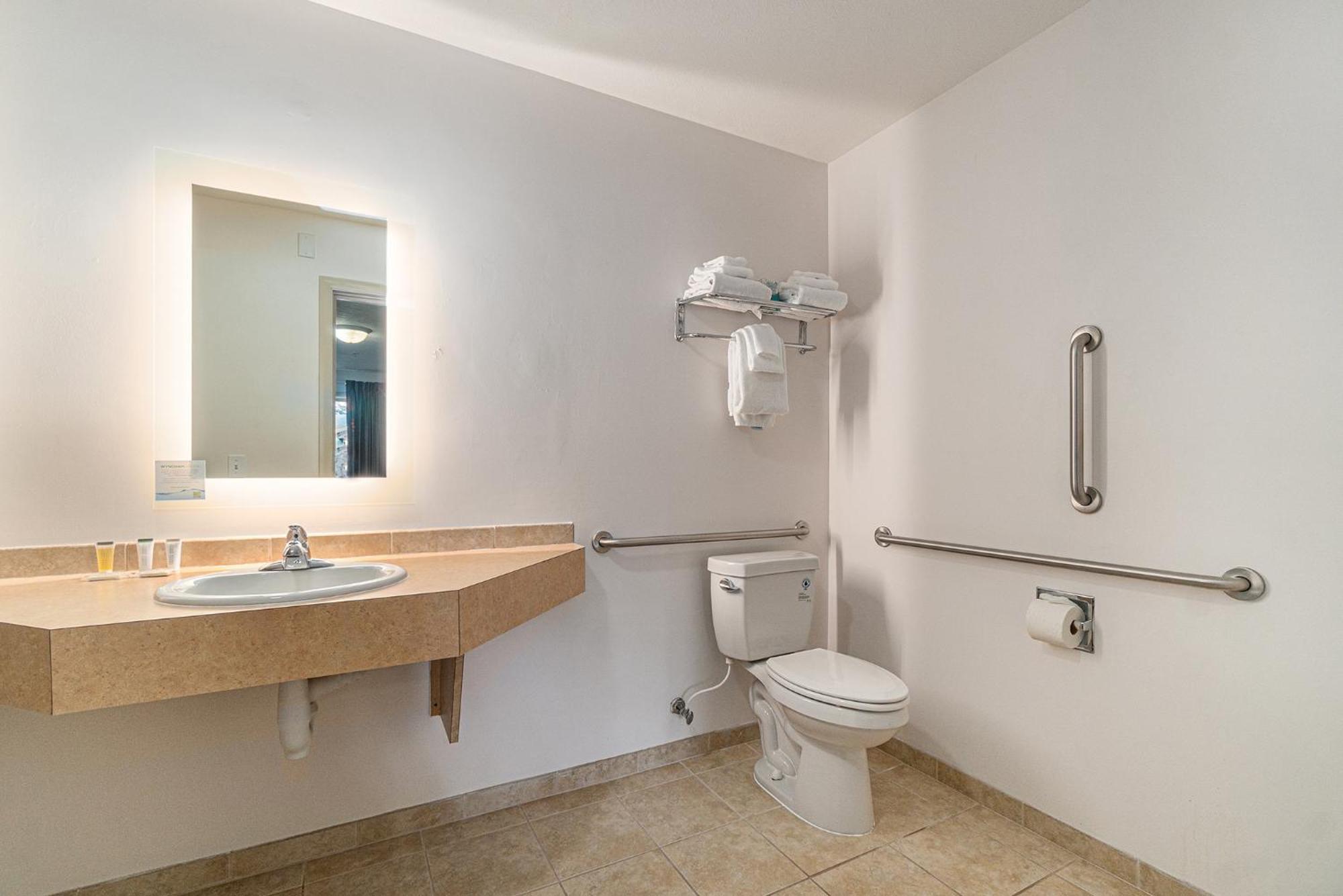 Howard Johnson By Wyndham Traverse City Bagian luar foto
