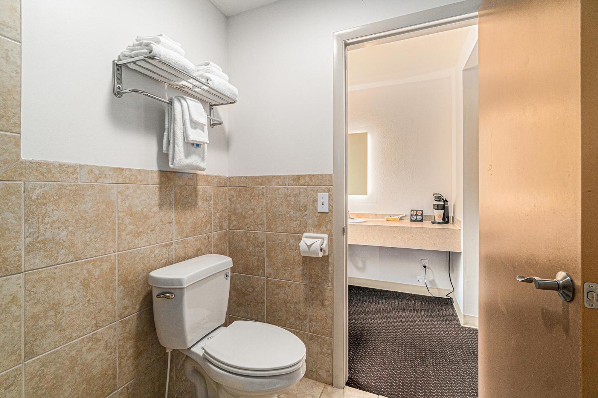 Howard Johnson By Wyndham Traverse City Bagian luar foto